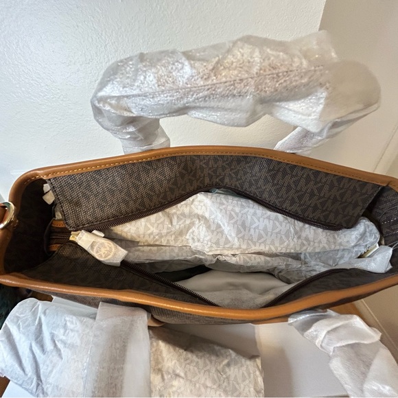 Michael Kors Beck tote NEW. never used. in original bag. - Picture 2 of 5